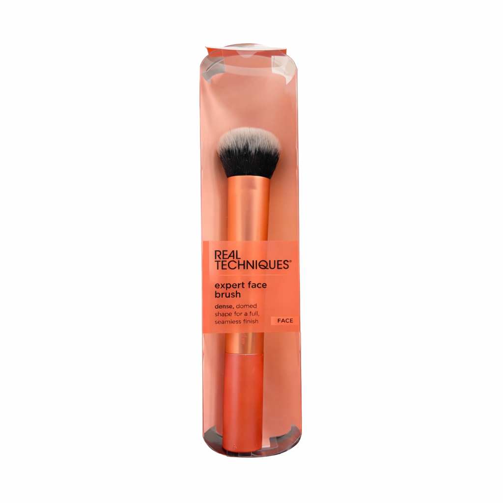 a brocha Real Techniques Expert Face Brush. Ideal para aplicar base con acabado uniforme, profesional y sin marcas.