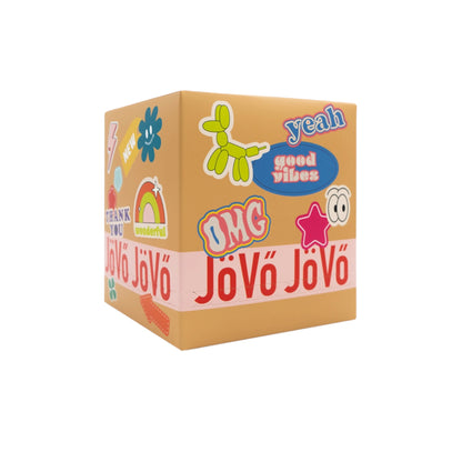 Calendario de Adviento Jövö de 24 días, caja naranja y rosa con diseño Good Vibes y productos de belleza.