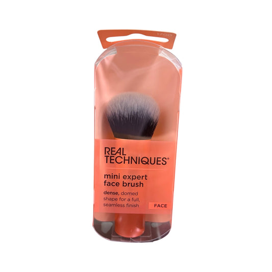 Brocha mini Real Techniques Expert Face Brush compacta para aplicar base de maquillaje