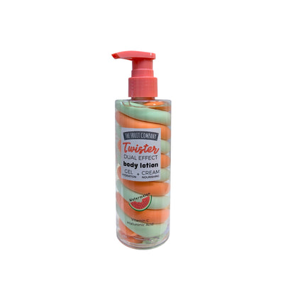 Loción corporal Twister The Fruit Company Sandía, doble textura gel y crema hidratante, envase transparente con dosificador coral.
